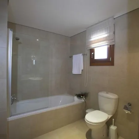 Daire Theseus Village - 2 Bed With Pool View, Aphrodite Hills Sakarya